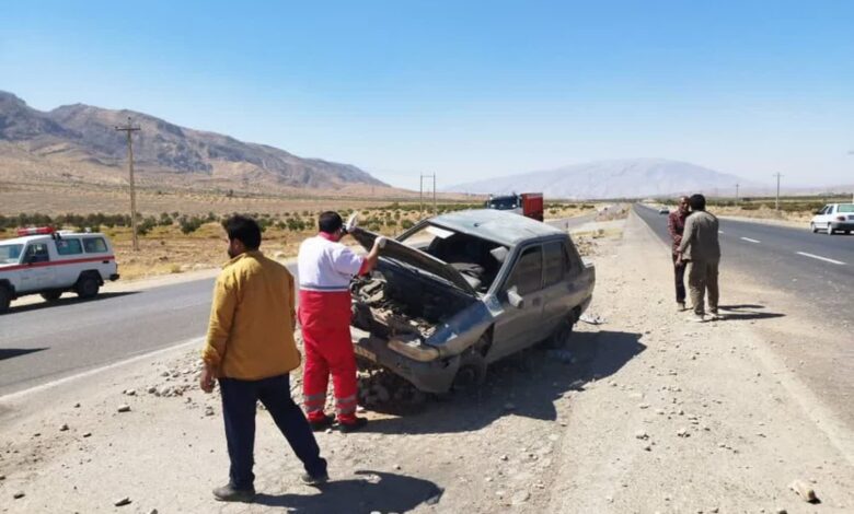 انحراف خودرو پراید در جاده استهبان شیراز
