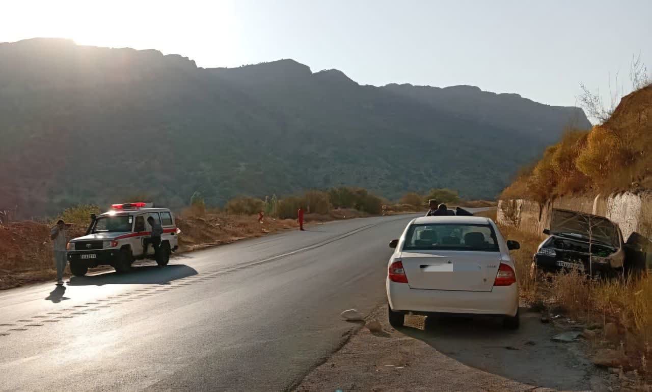 واژگونی پراید در جاده سپیدان-یاسوج؛ نجات۲ مصدوم توسط هلال‌احمر