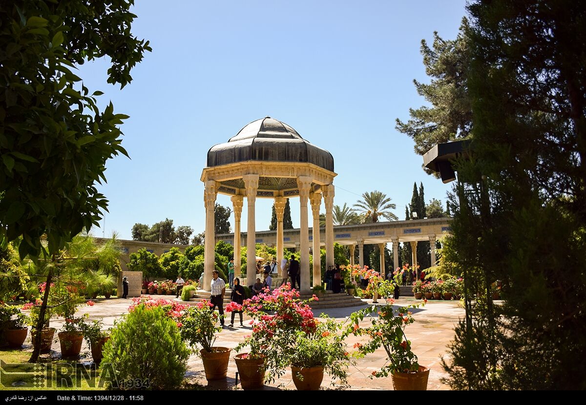 ریزش مقرنس‌های حافظیه در آستانه یادروز حافظ