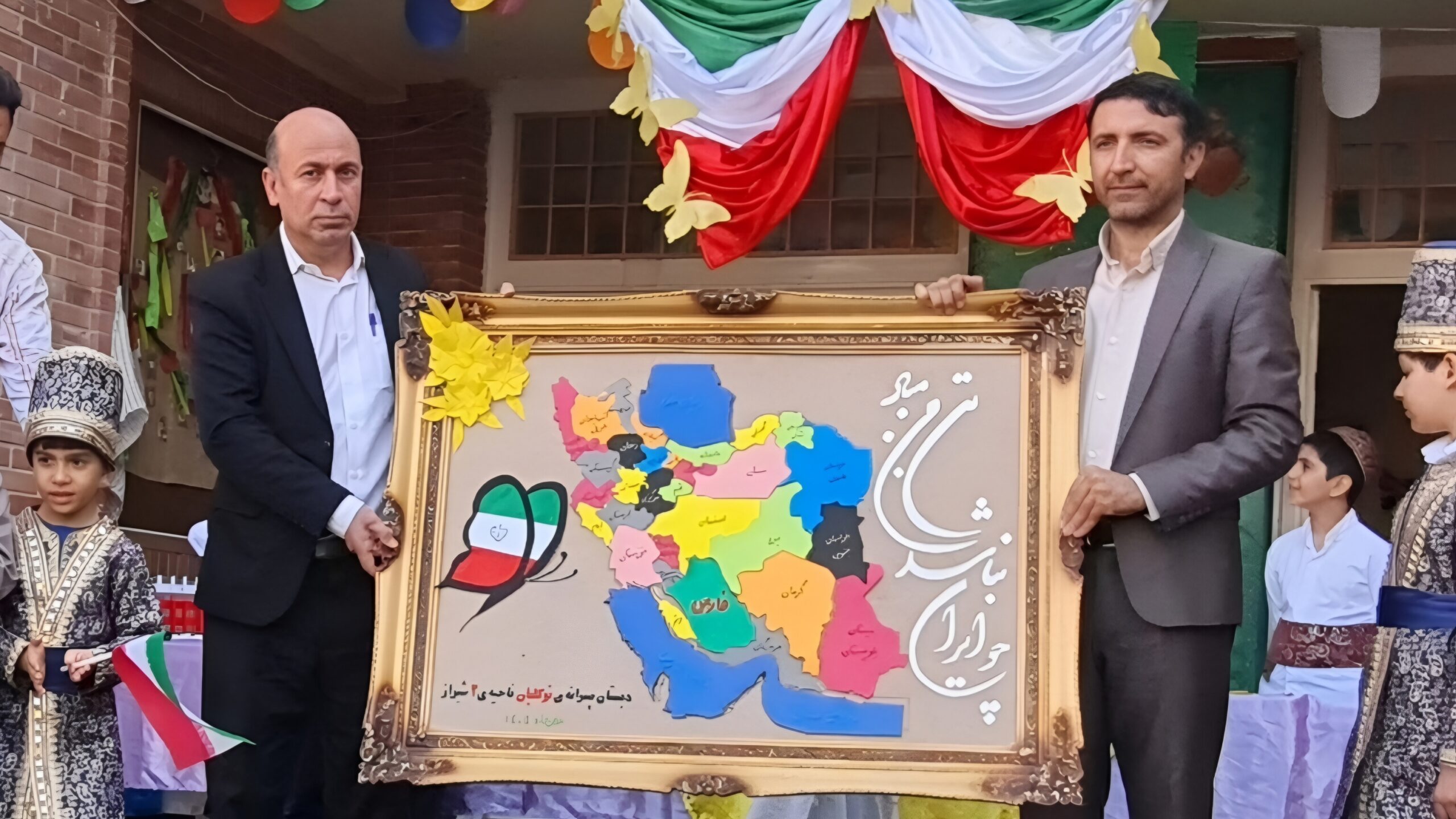 رونمایی دانش‌آموزان دبستان ملک توکلیان از نقشه میهن با حضور مدیر آموزش و پرورش ناحیه ۲ شیراز