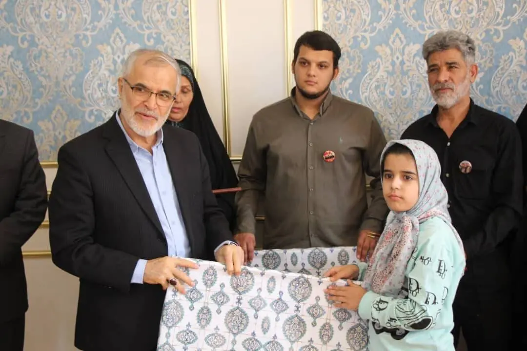 دبیر شورای امنیت کشور در سفر به فارس: به ایرانی بودن خود می‌بالیم ، زنده باد ایران