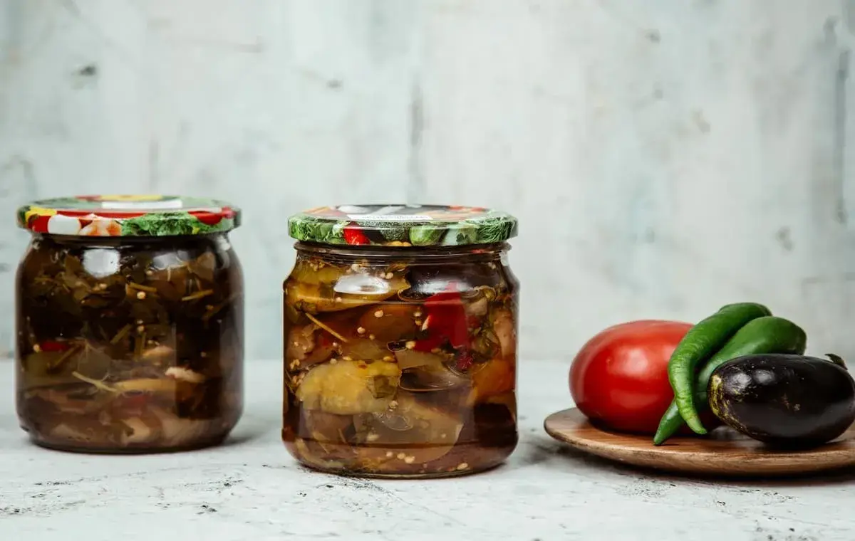 طرز تهیه ترشی بادمجان به دو روش اصلی (لیته و شکم‌پر)