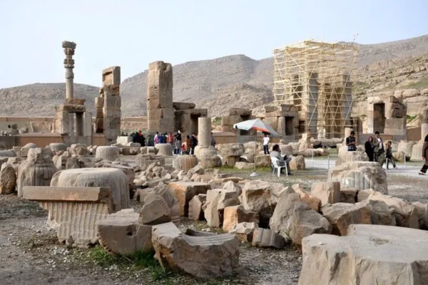 فرونشست زمین در تخت جمشید 1