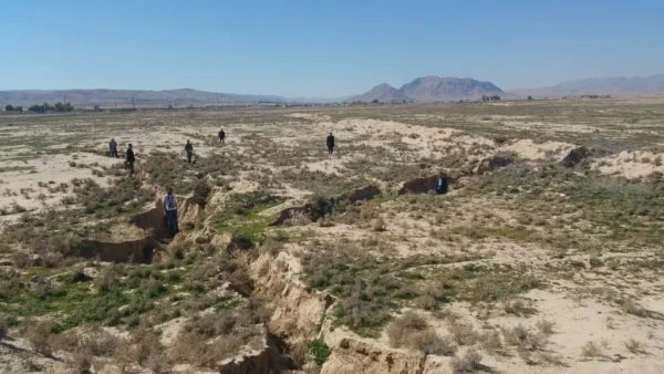 فرونشست زمین در تخت جمشید 2