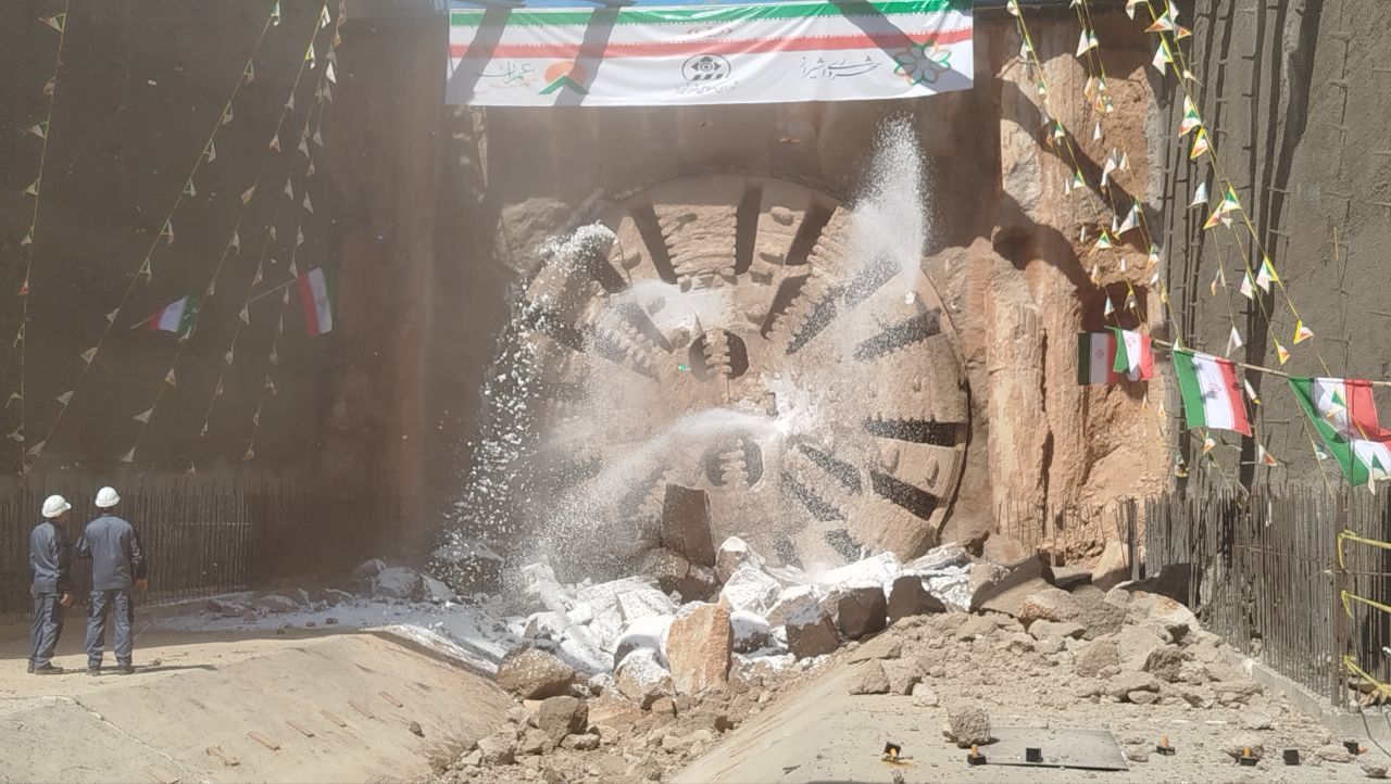 دستگاه حفار مکانیزه مترو شیراز به ایستگاه شهید بهشتی خط ۳ رسید