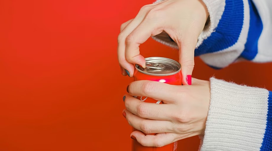 نوشیدنی‌های رژیمی (کم‌شکر) خطر ابتلا به بیماری کبد چرب را تا ۶۰ درصد افزایش می‌دهند؛ حتی بیشتر از نوشابه‌های شکردار