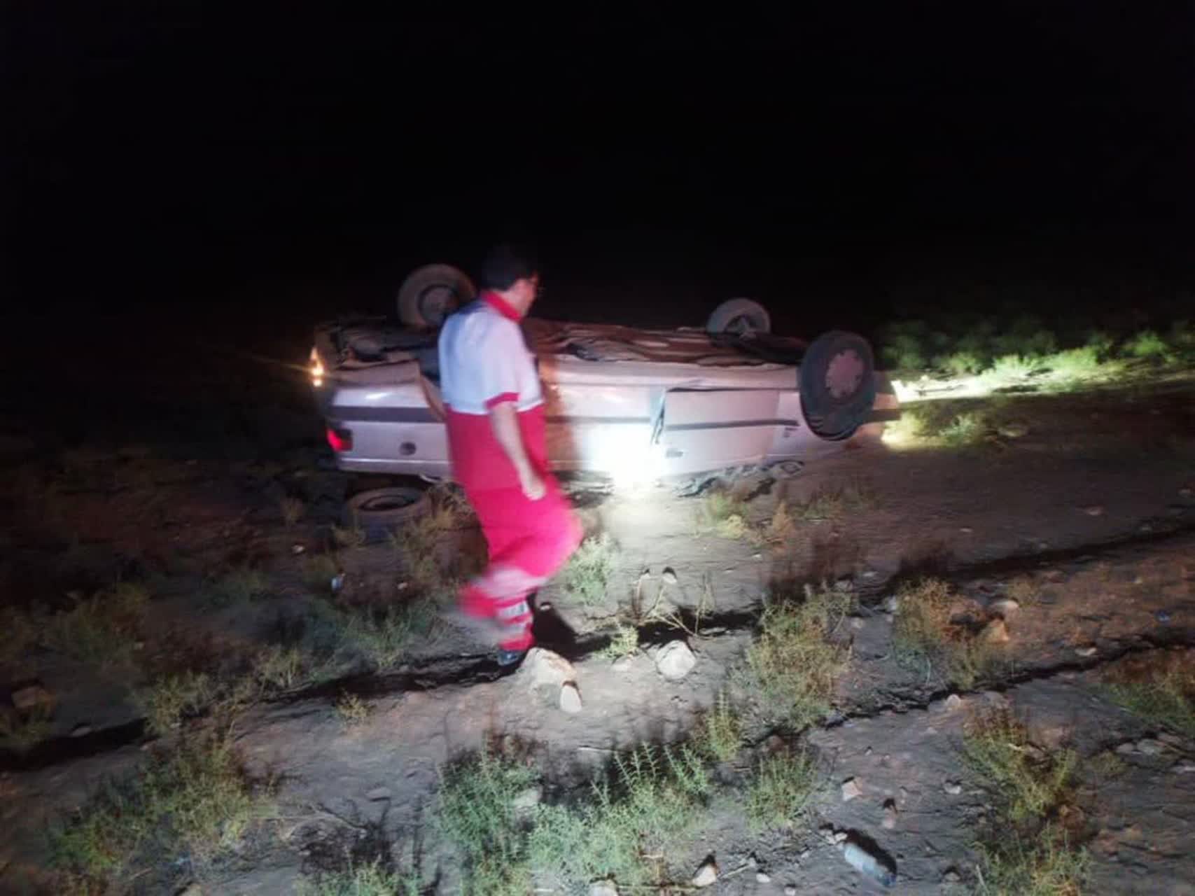 واژگونی پژو ۴۰۵ در جاده استهبان-شیراز ۳ نفر را بیمارستانی کرد