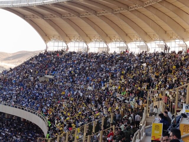 اعتراض زنان تماشاچی فجر و استقلال به “سوء مدیریت” ورزشگاه پارس : از نرده‌ها و دیوار وارد شدند