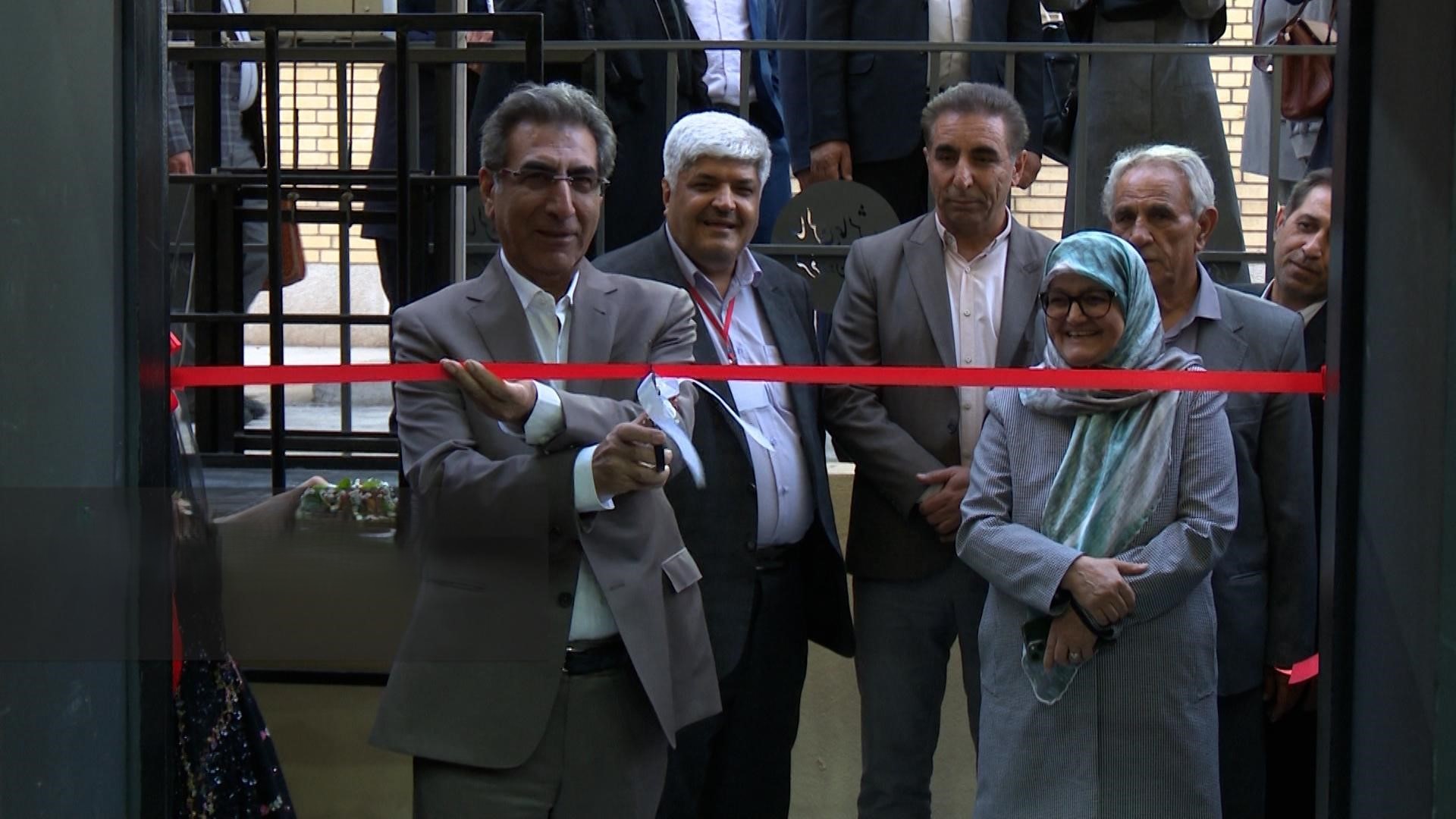 پروفسور فریدون مهبودی و فاطمه خیری برای فرزندان عشایر فارس سنگ تمام گذاشتند