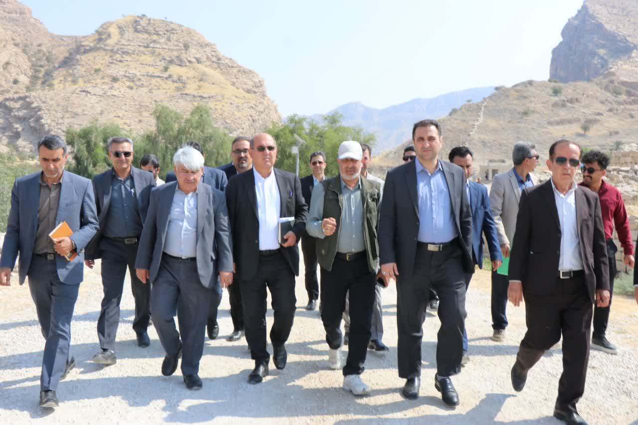 بازدید مقامات وزارت میراث از بیشاپور تا غار شاپور؛ به دو پروژه گردشگری کازرون تسهیلات کم‌بهره می‌دهند