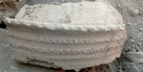 غارت بزرگترین شهر باستانی ایران در فارس توسط گنجیابان/ به امامزاده محمد هم رحم نکردند ! 4 05بقایایسفالبهجاماندهازفعالیتحفارهایغیرمجاز