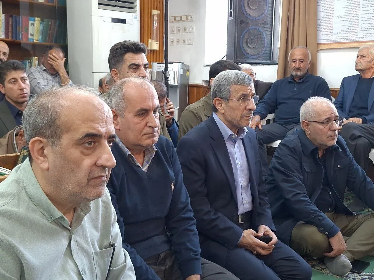 محمود احمدی‌نژاد در مراسم ختم خواهر رحیم مشایی