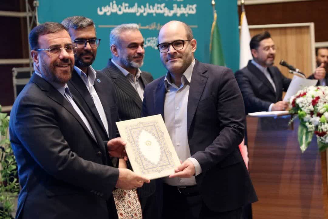 استاندار فارس به شهردار شیراز لوح تقدیر داد/اسدی خودش نبود