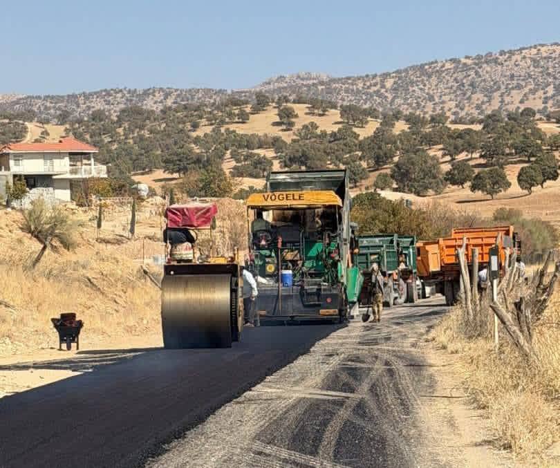 آسفالت محور روستایی آبگرم _ راشک به همت راهداران شهرستان سپیدان
