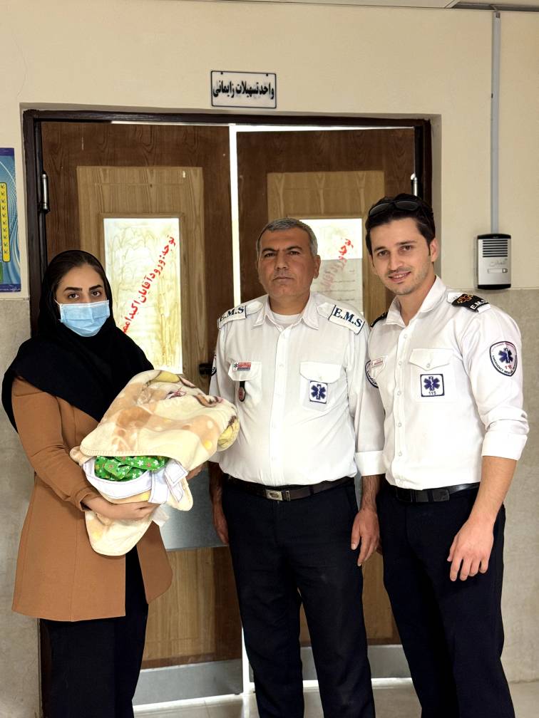 تولد نوزاد در حیاط خانه با کمک اورژانس ۱۱۵ ششده فسا