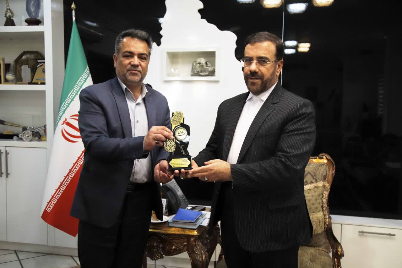 نشان ویژه «سقای افتخاری» شرکت آبفا استان به استاندار فارس داده شد