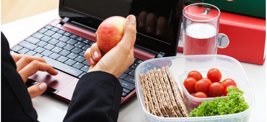 صبحانه خوردن کارمندان در ساعات اداری تخلف است؛ با ۱۲۸ گزارش دهید