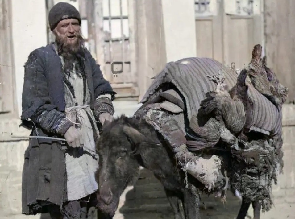 عکس تاریخی «حُنِکی» مرغ‌فروش دوره‌گرد لرستانی عصر قاجار