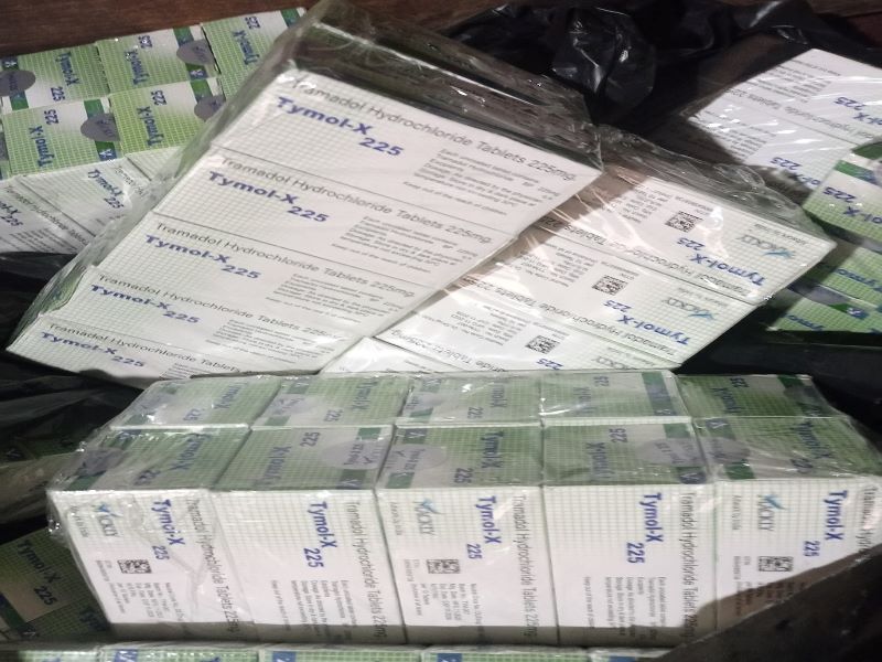 کشف ۱۰۰ هزار عدد قرص ترامادول حین بازرسی یک اتوبوس نی‌ریز