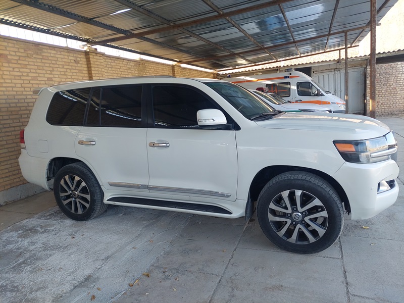 توقیف سواری لندکروز ۱۵۰ میلیاردی مشکوک در شهرستان نی‌ریز