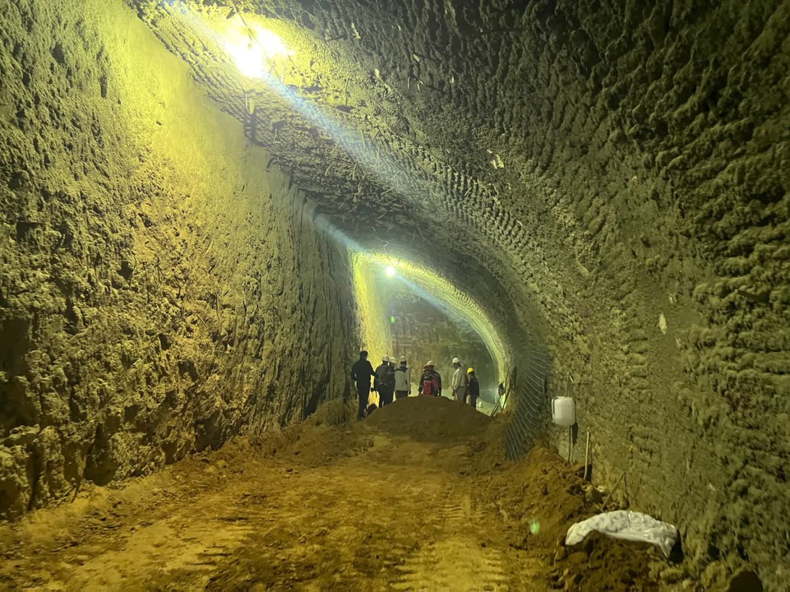 ایجاد مسیر جدید چهارراه زند به میدان احمدی با اتصال خط ۱ به ۴ مترو شیراز