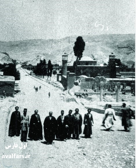 جمعی از مردم در خیابان حافظ شیراز در اواخر قاجار 2 معی از مردم شیراز Copy