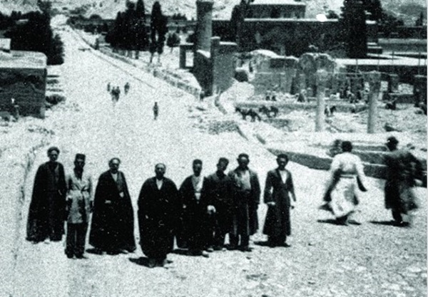 جمعی از مردم در خیابان حافظ شیراز در اواخر قاجار 1 معی از مردم شیراز