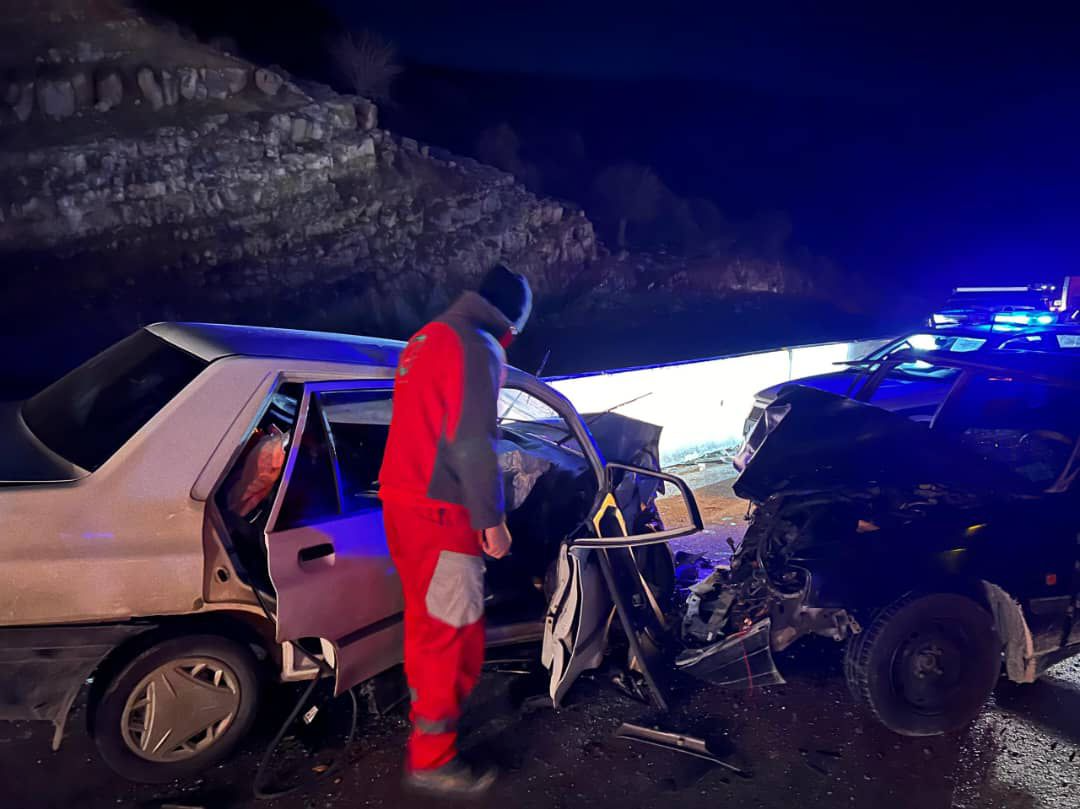 تصادف رخ‌به‌رخ پژو ۴۰۵ و پراید در جاده فیروزآباد_شیراز با ۹ مصدوم