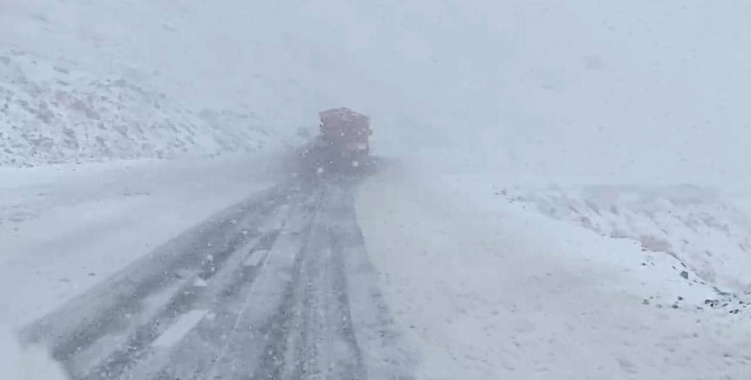 آغاز نخستین بارش برف در ارتفاعات شهرستان سپیدان/ ستاد بحران آماده‌باش شد