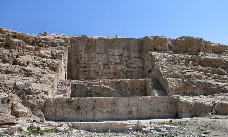 وضعیت اسفبار ایوان تاریخی هخامنشیان در کوه رحمت فارس 1 Qadamgah Water monument