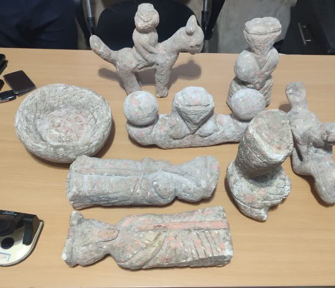 کشف گنج ۲۸۰۰ ساله با ارزش ۱۰۰۰ میلیارد تومان از قاچاقچیان در فریدونکنار