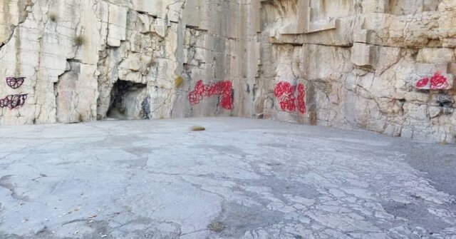 وضعیت اسفبار ایوان تاریخی هخامنشیان در کوه رحمت فارس 2 ایوان قدمگاه