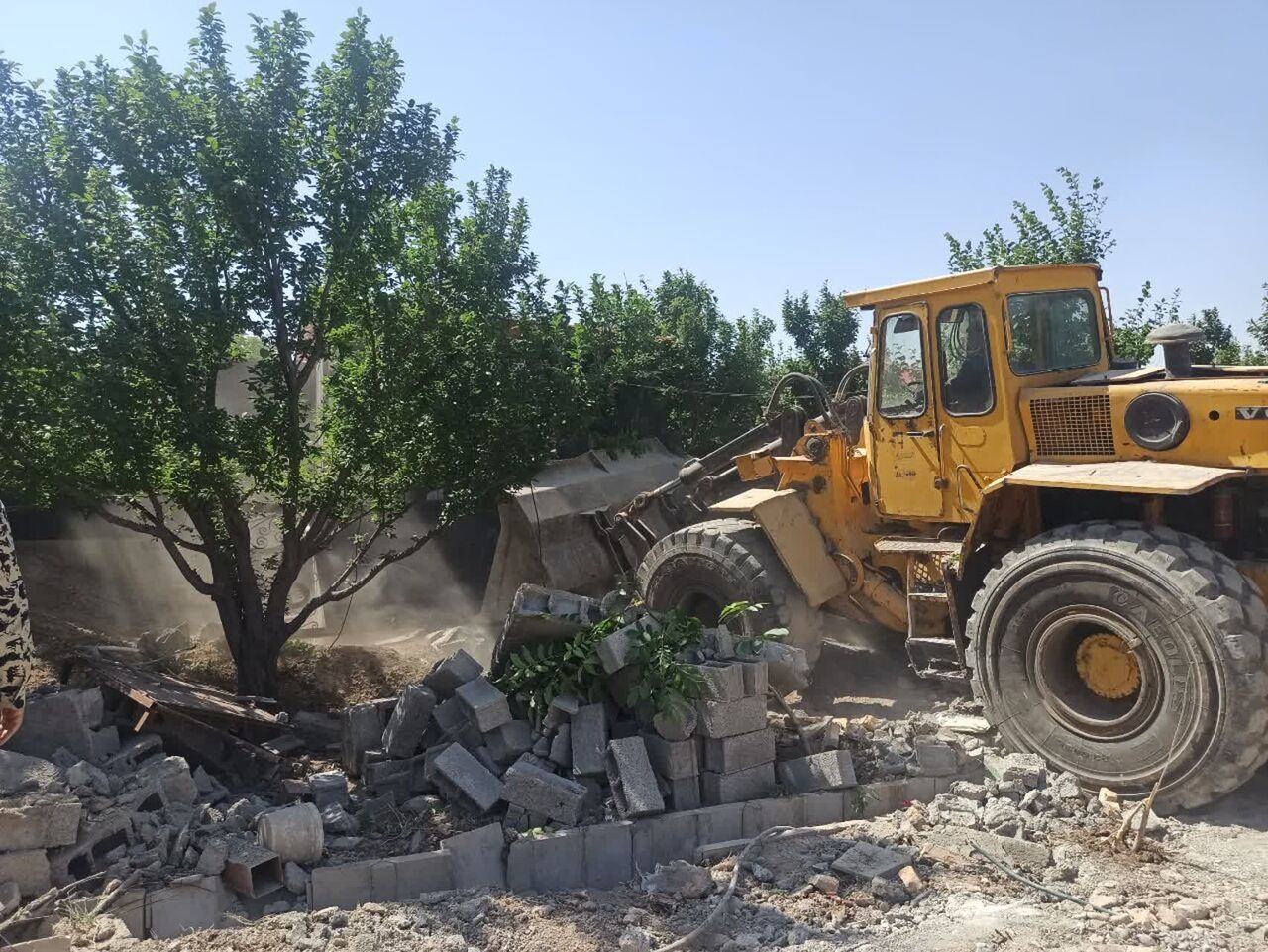 تخریب چند ساخت و ساز غیر‌مجاز در زمین‌های کشاورزی جهرم