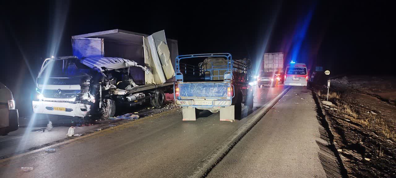 نیسان آبی چه بر سر کامیونت ایسوزو آورد! در جاده کازرون به کنارتخته