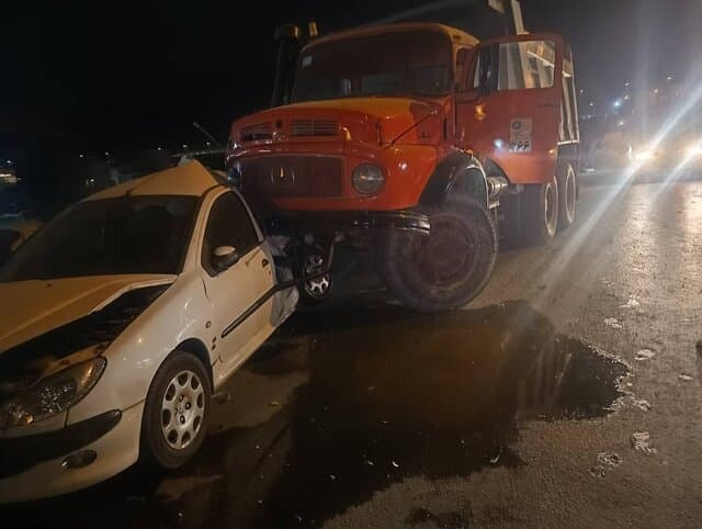 فیلمی از برخورد کامیون با خودروهای پارک‌شده در شیراز/در خیابان‌های این شهر چه خبره؟