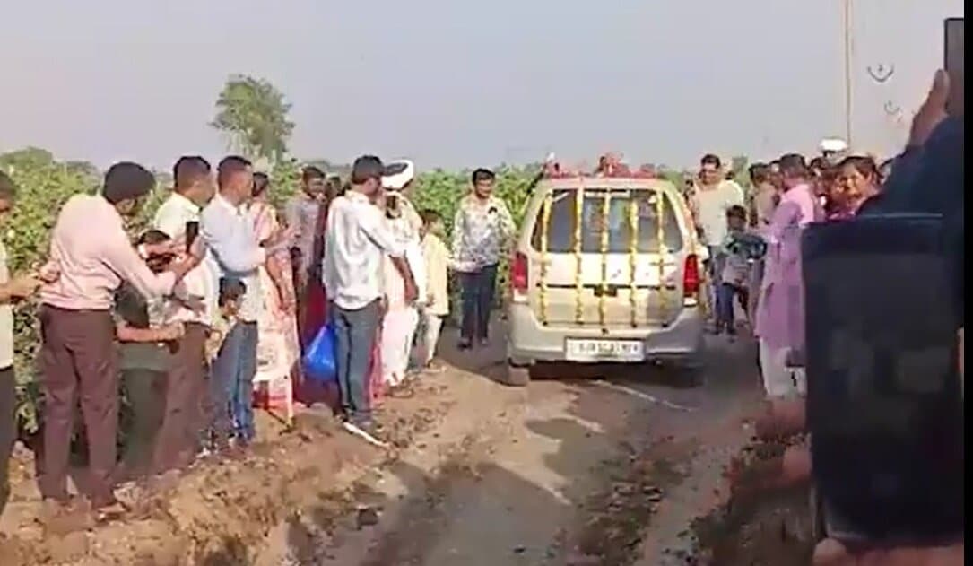 تشییع پیکر ماشین محبوب با حضور حماسی مردم و چهره‌های مذهبی +ویدیو