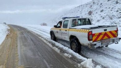 تداوم عملیات برف‌روبی در محورهای کوهستانی فارس؛ تردد با تلاش شبانه‌روزی راهداران جریان دارد