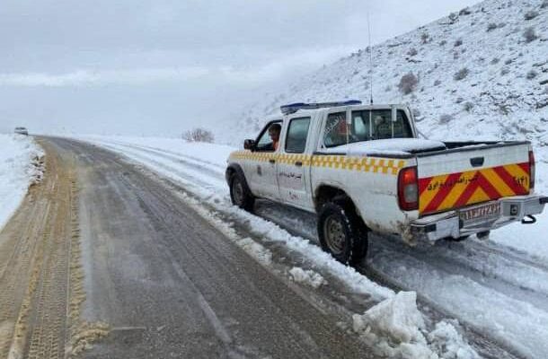 تداوم عملیات برف‌روبی در محورهای کوهستانی فارس؛ تردد با تلاش شبانه‌روزی راهداران جریان دارد
