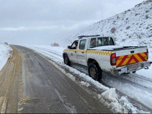 تداوم عملیات برف‌روبی در محورهای کوهستانی فارس؛ تردد با تلاش شبانه‌روزی راهداران جریان دارد