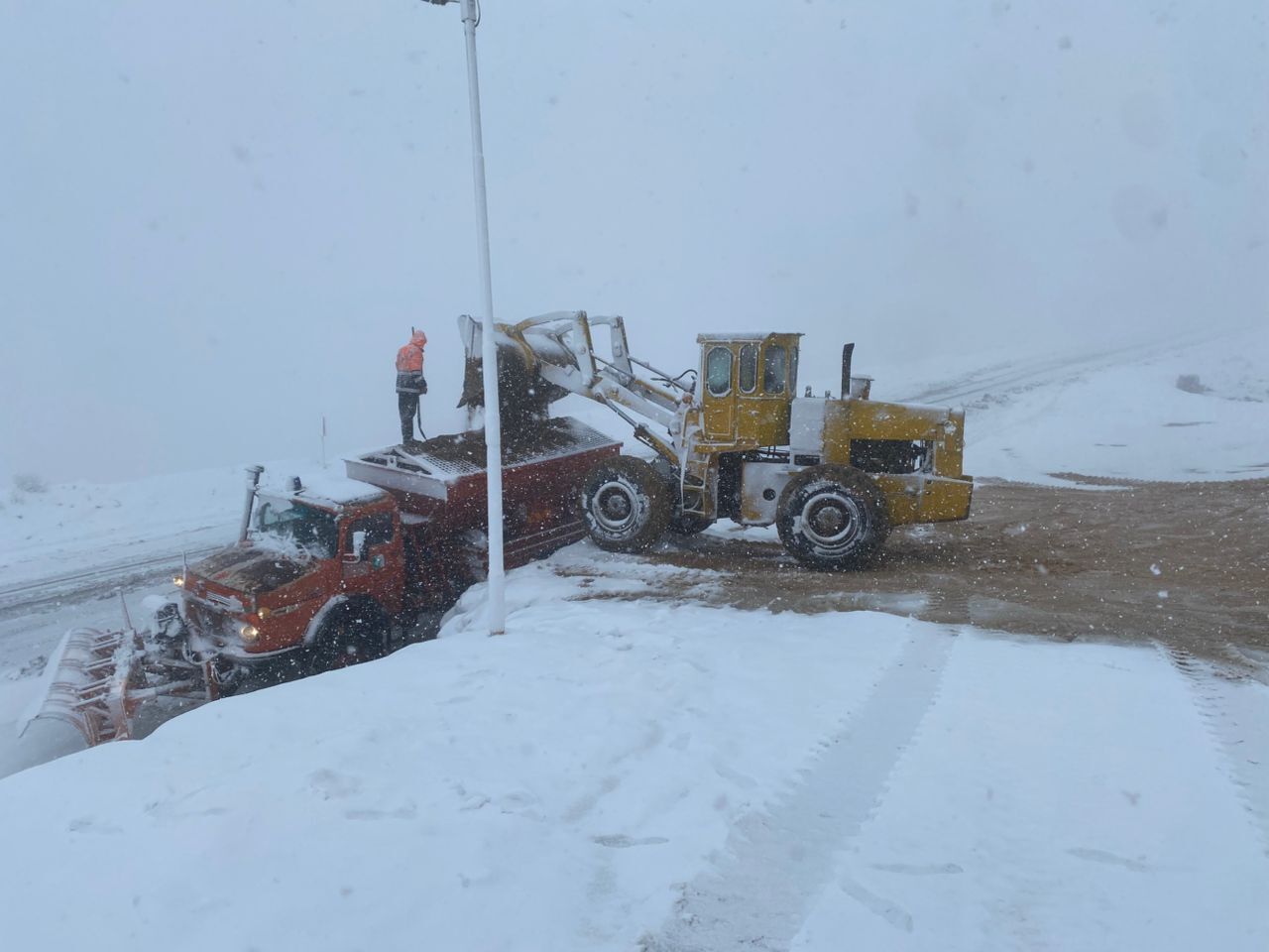 تقدیر استاندار فارس از مجاهدت‌ راهداران و رانندگان در شرایط ویژه ناشی از بارندگی‌های اخیر