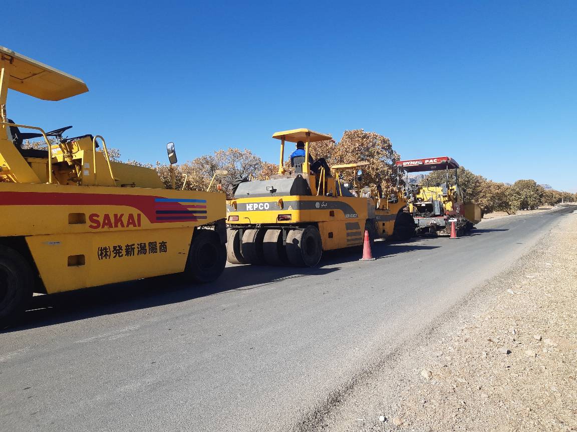 آغاز روکش آسفالت سرد محور کامفیروز شمالی در شهرستان مرودشت
