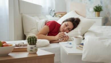 این ۵ خوراکی و نوشیدنی هنگام سرماخوردگی و آنفلوآنزا مثل سم هستند 4 زن سرما خورده