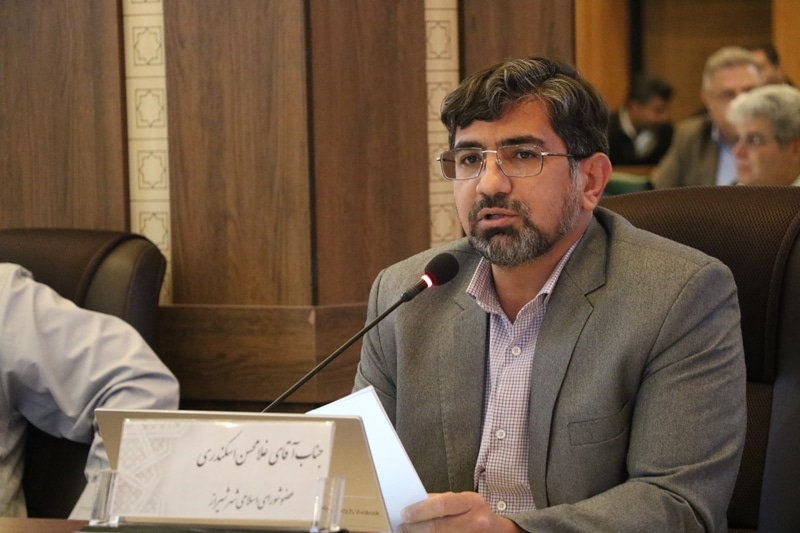 عضو شورای شهر شیراز از شکایت قضایی ۸ همکار خبر داد و خواستار استعفای رئیس شد