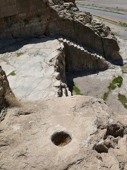 وضعیت اسفبار ایوان تاریخی هخامنشیان در کوه رحمت فارس 3 قدمگاه