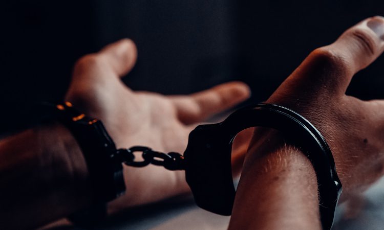 متهم به قتل: مقتول زنده است، آزادم کنید تا ارشاد را پیدا کنم