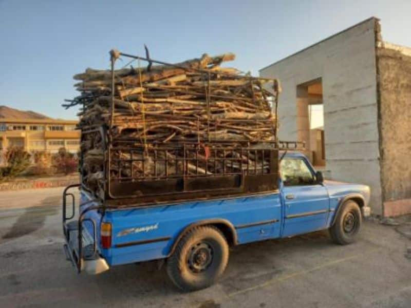 توقیف وانت نیسان بدلیل حمل ۲.۵ تن چوب در بوانات