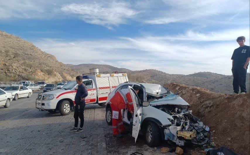 تصادف خودرو کوئیک و کامیون در جاده کازرون به شیراز با یک مصدوم و یک‌جانباخته
