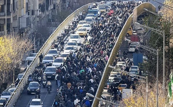 فرمول تضمینی برای سرنگونی یک نظام سیاسی: «زبان مردم» یا «گوش حکومت» ؛ یکی را ببندید!