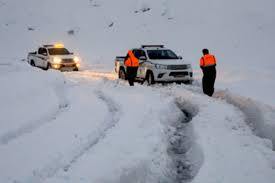 بارش برف جاده اقلید – یاسوج را مسدود کرد