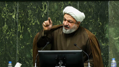 درِ مجلس را ببندید؛ بودجه اش را خرج مردم کنید،ما اینجا هیچ‌کاره هستیم